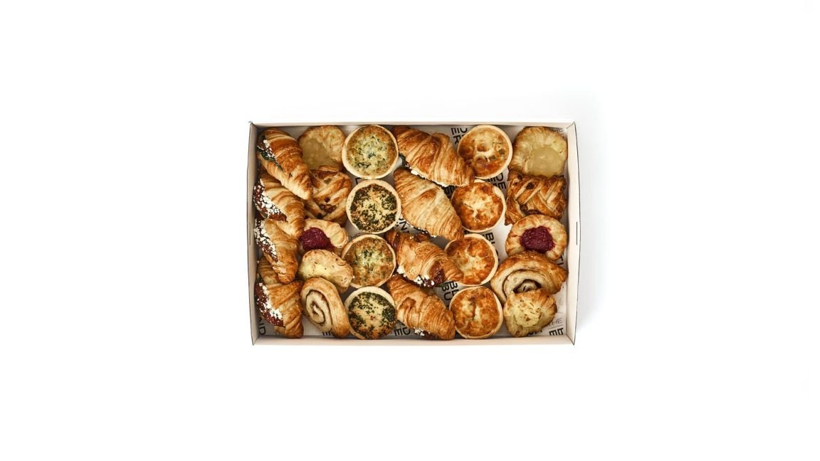 Warm Sweet & Savoury Breakfast Box 26pc