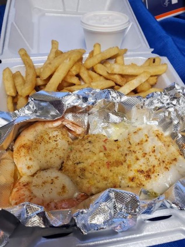 Seafood Combo (1 Crab Cake, 1 pc Haddock, 2 pc Shrimp, 2 pc Scallops)
