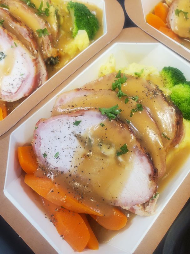 Bacon wrapped Ricotta Chicken with Creamy Mash and Vege (Micro)
