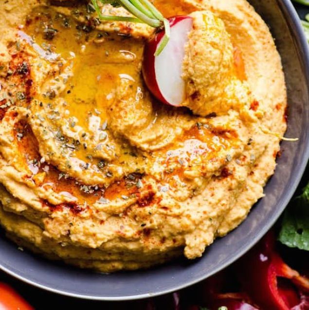 Chipotle Hummus with Caramelized Tomatoes, Onions & Parsley (32 oz.)